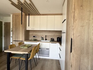 Kylskåp, mikrovågsugn och diskmaskin