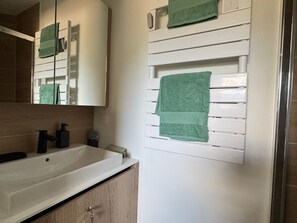 Bathroom - Stunning Type 2 renovated 2025, air-conditioned, parking in Aix-les-Bains (Aix-les-Bains)