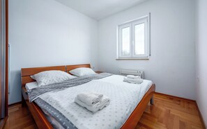 Travel cot, free WiFi, bed sheets