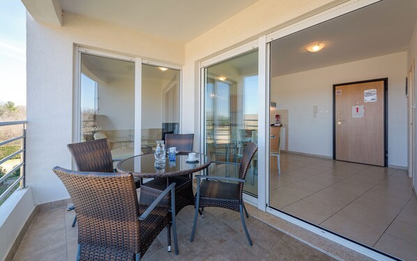 Outdoor dining - Comfortable 1 bedroom apartment near the beach - Adria D8 (Umag)