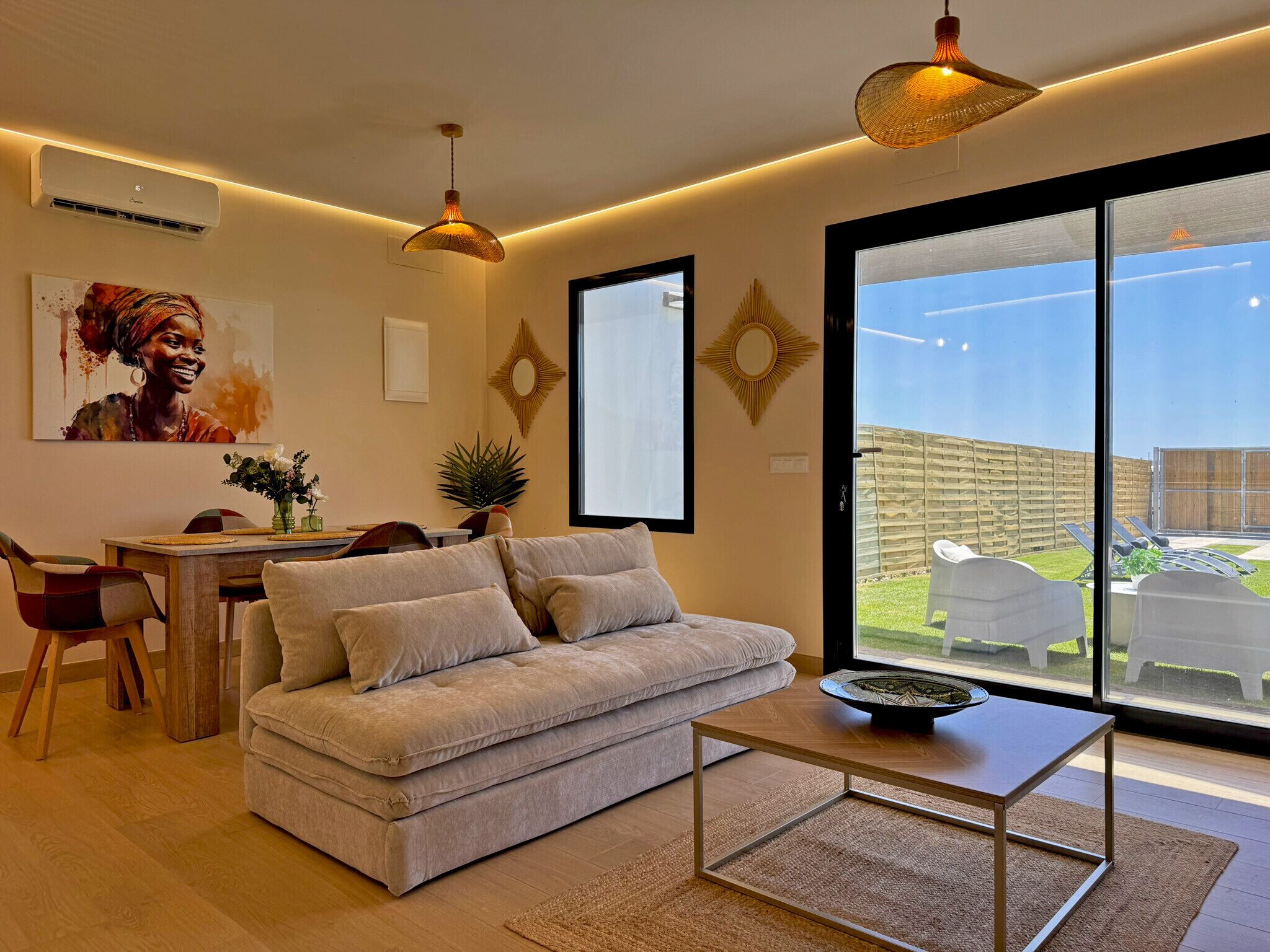 Una televisión, una chimenea