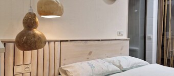 Cozy apartment in the city center with AC & Wi-Fi