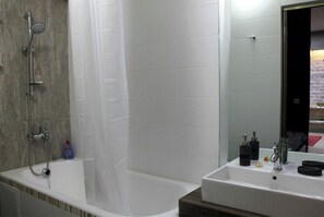 مجففات شعر، مناشف، صابون، ورق حمّام