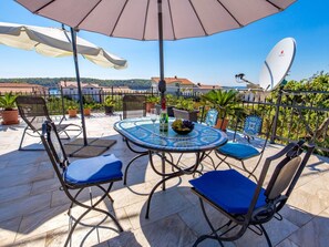 Outdoor dining - Luxury Rab Apartment With Terrace - One Bedroom Apartment With Terrace (Rab)