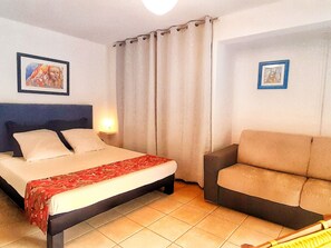 Free WiFi, bed sheets - Quiet studio for two, wheelchair accessible, near golf and beaches (Les Avirons)
