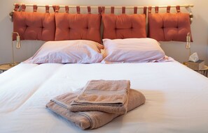 4 bedrooms, iron/ironing board, free WiFi, bed sheets - Gîte with swimming pool + Cabane Insolite - 6 to 8 people - Quiet -Nature (BELVEZE)