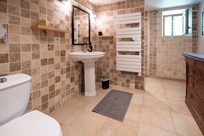 Shower, hair dryer, towels, soap - Gîte with swimming pool + Cabane Insolite - 6 to 8 people - Quiet -Nature (BELVEZE)