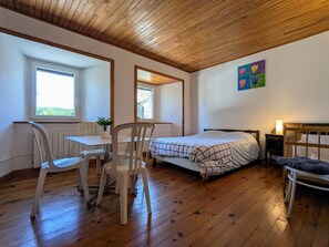 3 bedrooms, bed sheets