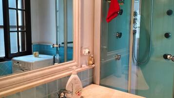 Doccia, asciugacapelli, bidet, asciugamani