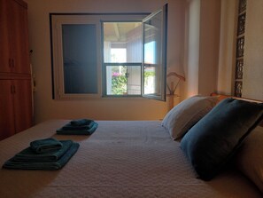 2 bedrooms, iron/ironing board, travel cot, free WiFi