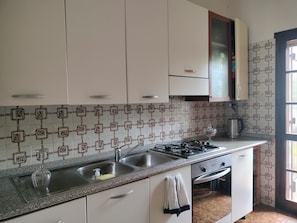 Fridge, oven, coffee/tea maker, electric kettle