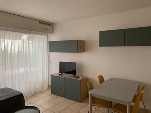 Dining - Air-conditioned studio, central, near beach, WiFi (Saint-Raphaël)