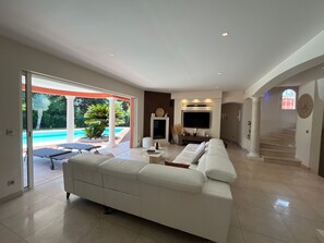 TV - Stunning villa with private pool in Fréjus (Fréjus)