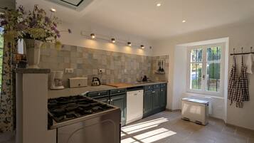 Frigorifero, microonde, lavastoviglie