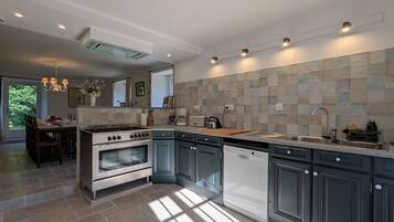 Frigorifero, microonde, lavastoviglie