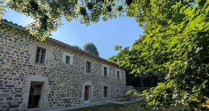 Gßte de caractÚre rénové, jusqu'à 10 pers., jardin privé, Haute-Loire