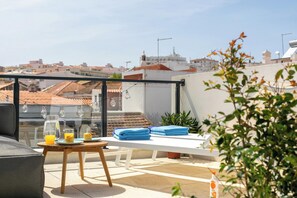 Outdoor dining - Contemporary townhouse in the centre of Lagos' old town (Lagos)