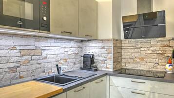 Fridge, microwave, oven, stovetop