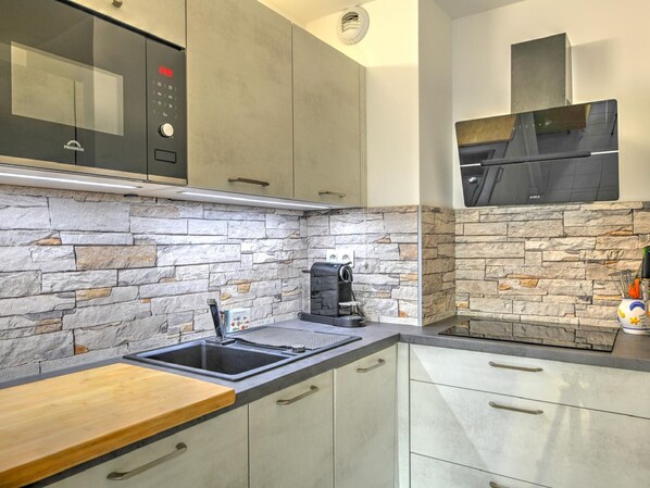 Fridge, microwave, oven, stovetop