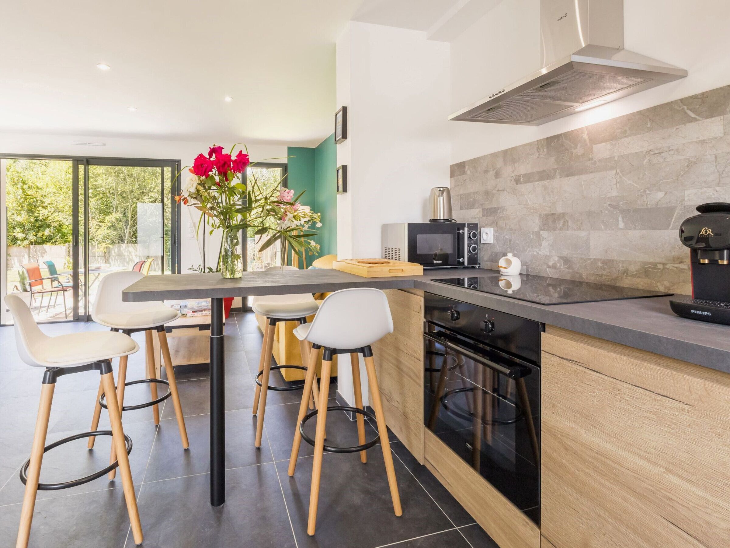 Réfrigérateur, micro-ondes, four