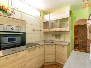 Frigorífic, microones, forn i cafetera i tetera