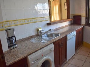 Een koelkast, een magnetron, een oven, een vaatwasser