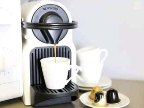 Een koffieapparaat schenkt koffie in een kopje.