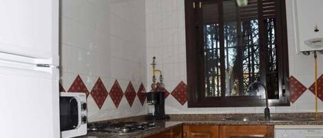 雪櫃、微波爐、焗爐、洗碗機