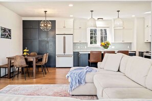 Televisión de pantalla plana, chimenea, consola de videojuegos