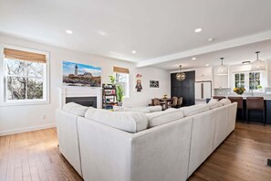 Hus - flere senge - terrasse - udsigt til have (The Coastal Playhouse) | Opholdsområde | 42-tommers fladskærms-tv med digitale kanaler, pejs, spillekonsol