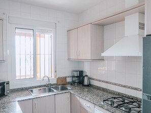 Kylskåp, mikrovågsugn, ugn och diskmaskin