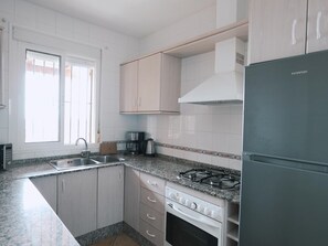 Kjøleskap, mikrobølgeovn, ovn og oppvaskmaskin