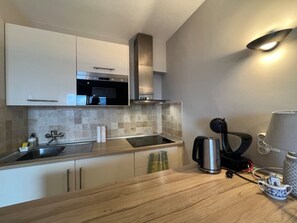 Een koelkast, een microgolfoven, een oven