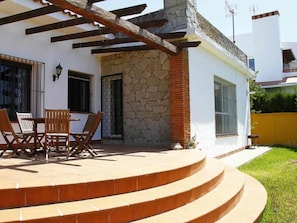 Outdoor dining - Villa 300m from the beach with private pool and parking in Conil (Conil de la Frontera)