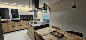 Een microgolfoven, een oven, een vaatwasser