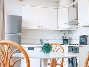 Réfrigérateur, micro-ondes, lave-vaisselle, cafetière/bouilloire