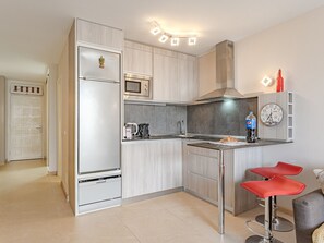 Kühlschrank, Mikrowelle, Ofen, Wasserkocher mit Kaffee-/Teezubehör