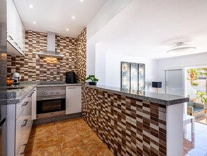 Réfrigérateur, micro-ondes, cafetière/bouilloire, grille-pain