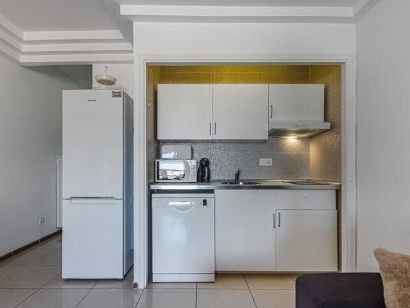 Fridge, microwave, oven, coffee/tea maker
