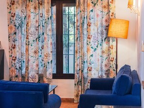 Fireplace - Semi-detached villa in Roche Viejo with private pool, garden, and parking near Conil (Conil de la Frontera)