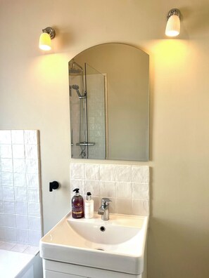Hair dryer, towels, soap, toilet paper - Chic Welsh Escape Character Home (Newport)