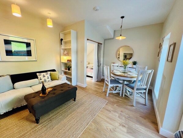 Smart TV - Chic Welsh Escape Character Home (Newport)