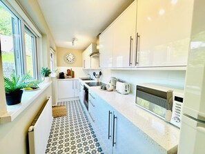 Microwave, oven, stovetop, dishwasher - Chic Welsh Escape Character Home (Newport)