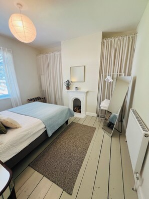 2 bedrooms, iron/ironing board, WiFi, bed sheets - Chic Welsh Escape Character Home (Newport)