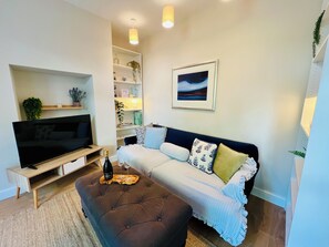 Smart TV - Chic Welsh Escape Character Home (Newport)