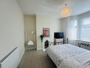 2 bedrooms, iron/ironing board, WiFi, bed sheets - Chic Welsh Escape Character Home (Newport)