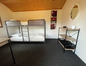 5 bedrooms, iron/ironing board, WiFi, bed sheets