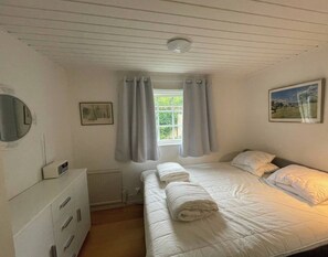 5 bedrooms, iron/ironing board, WiFi, bed sheets