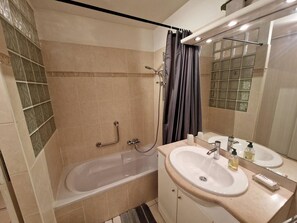 Bathroom - Charming 2-room apartment with large terrace in city center (Cavalaire-sur-Mer)