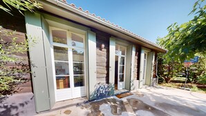 A building with a concrete driveway and a basketball hoop. - House in Vic-la-Gardiole, 2 pers, Terrace, Close to Beach (Vic-la-Gardiole)